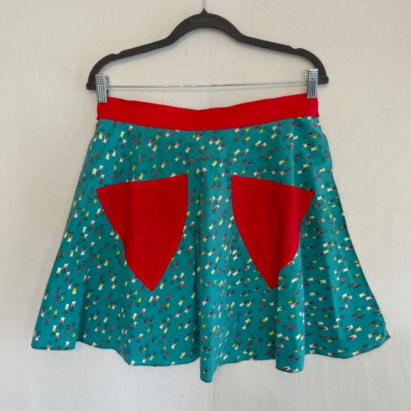 Vintage Hand Sewn Apron Turquoise w/Bright Red Pockets - Picture 3 of 3